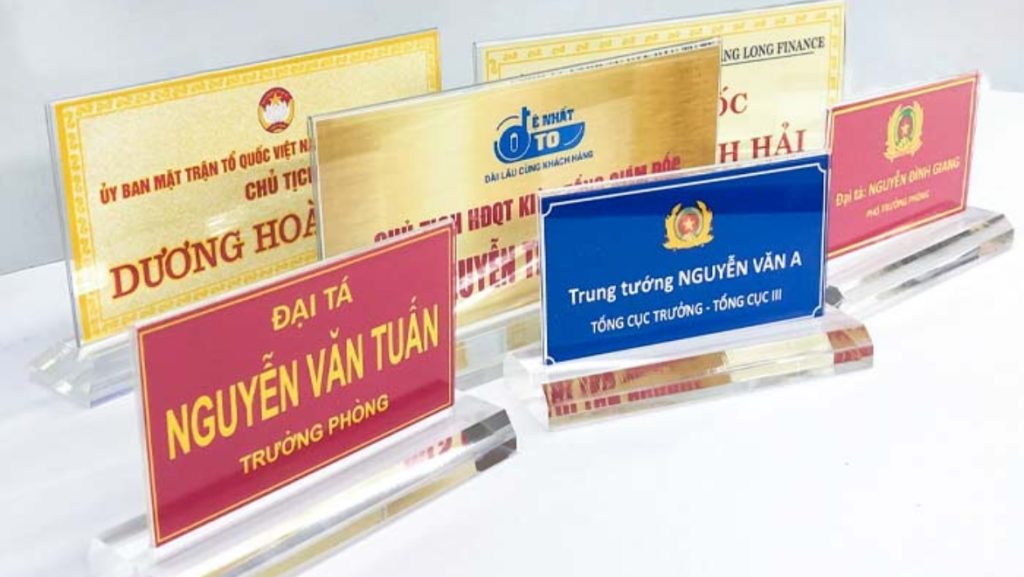 Làm Bảng Tên Chức Danh Để Bàn – Mica, Đồng, Inox | Giao Nhanh 2H