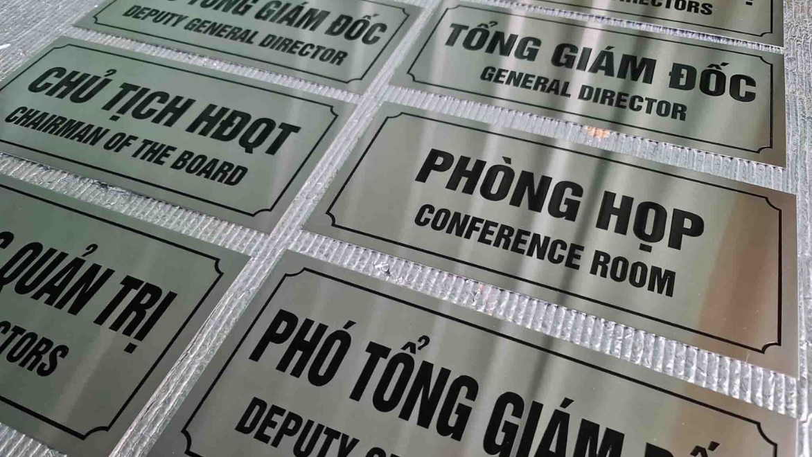 Làm Bảng Tên Phòng Ban Mica, Inox, Alu – In UV Sắc Nét, Giao 2H