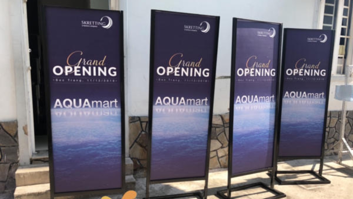 Standee Chân Sắt – Giải Pháp Trưng Bày Banner Chắc Chắn, Bền Bỉ Theo Thời Gian