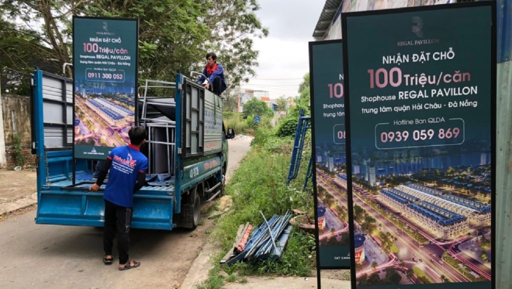 Standee Ngoài Trời – Giải Pháp Hiển Thị Thương Hiệu Bền Vững Dưới Mọi Điều Kiện