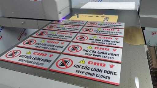 So sánh in UV phẳng và in UV cuộn