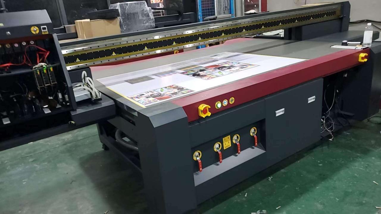 Ứng dụng in UV phẳng trong quảng cáo và nội thất