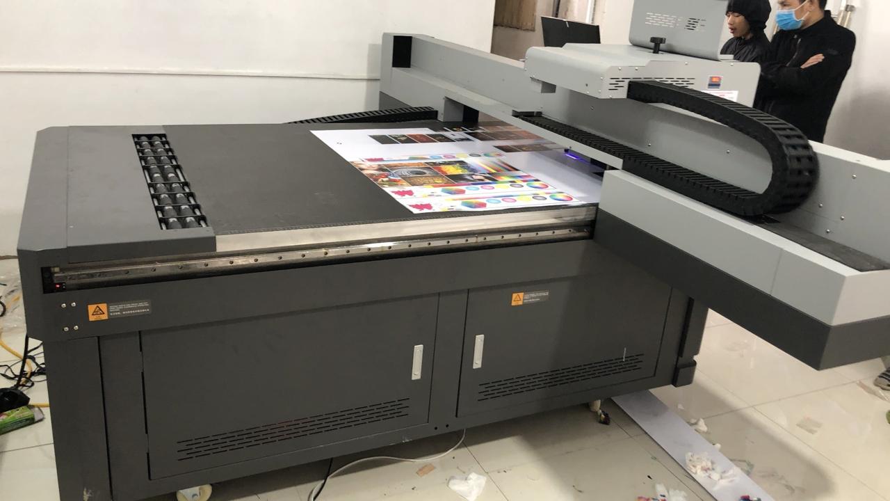 Các chất liệu phổ biến dùng trong in UV phẳng
