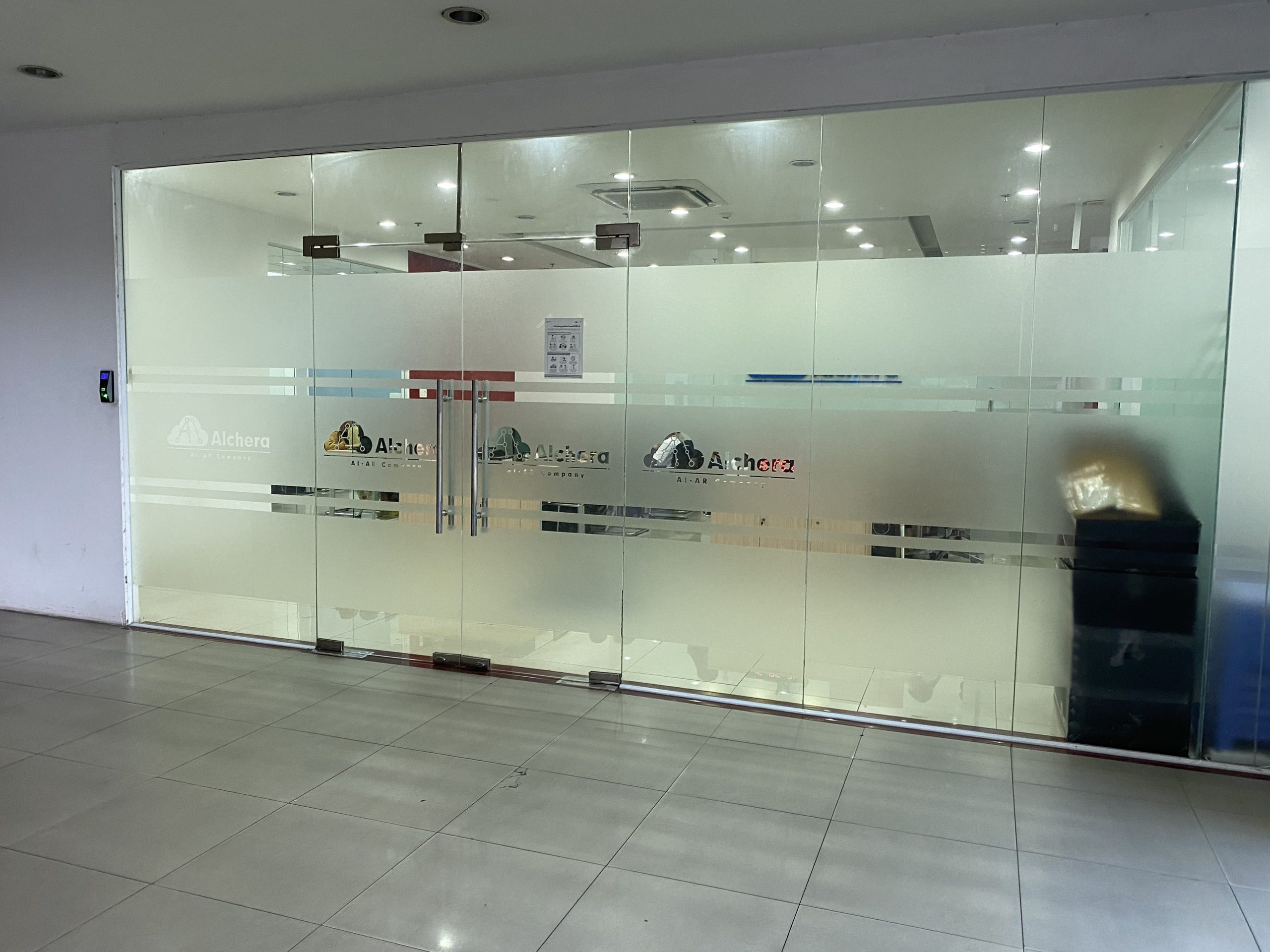 Decal Dán Kính Là Gì? Phân Loại, Công Dụng Và Cách Chọn Đúng Cho Từng Không Gian