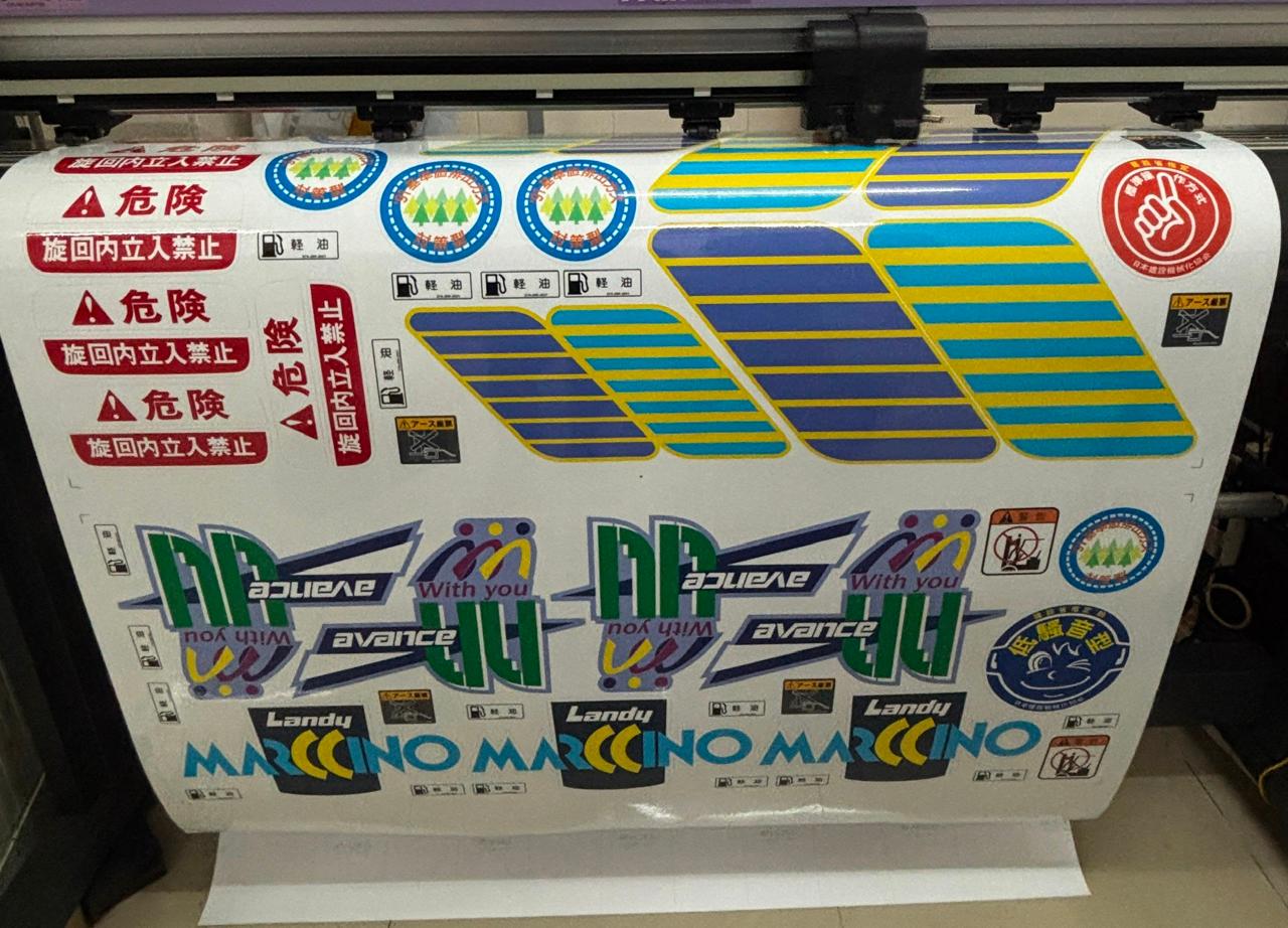 Chi tiết tem dán xe – logo thương hiệu in mực dầu trên decal chuyên dán xe