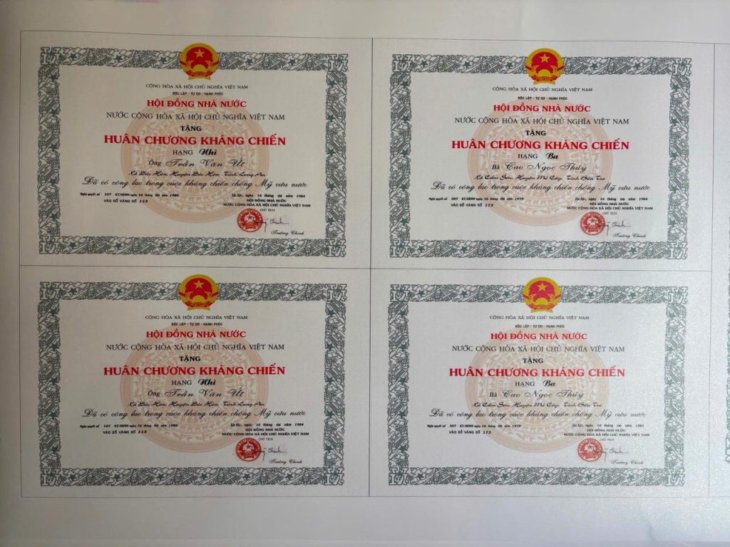 In bằng khen giấy ảnh cho Ủy ban tỉnh Bến Tre
